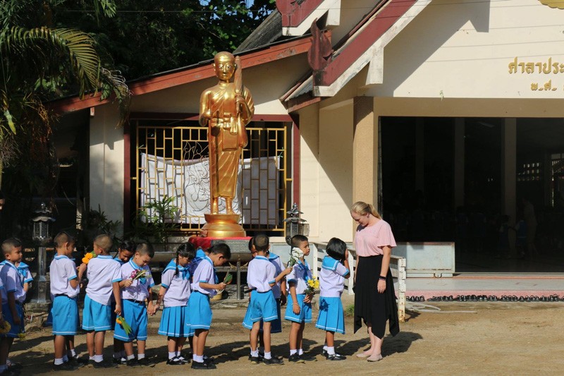 Allison Scott stands with her fourth grade students when she was teaching at a school in Trang, Thailand.