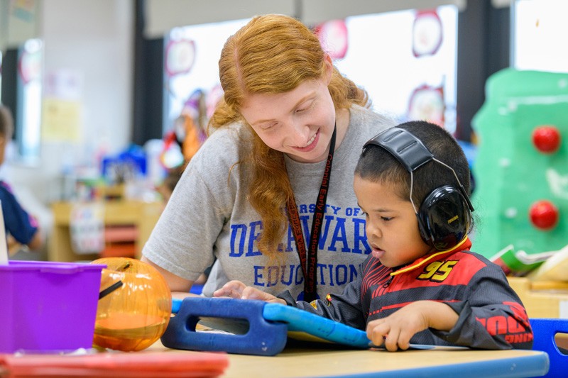 Rebecca Vitelli guides a student through the alphabet in her pre-kindergarten classroom at the Colwyck Center in Colonial School District.